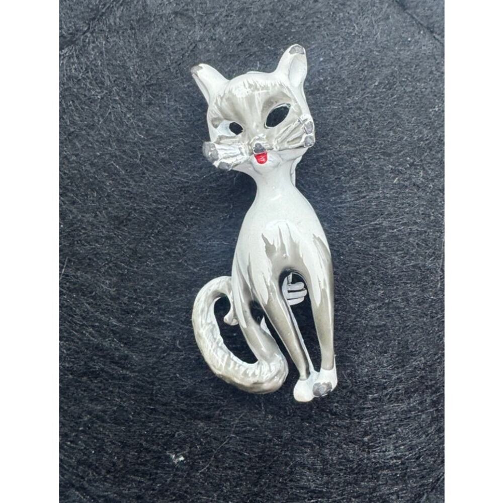 Vintage white cat, enamel pin, MCM, cat lovers,‎ witchy